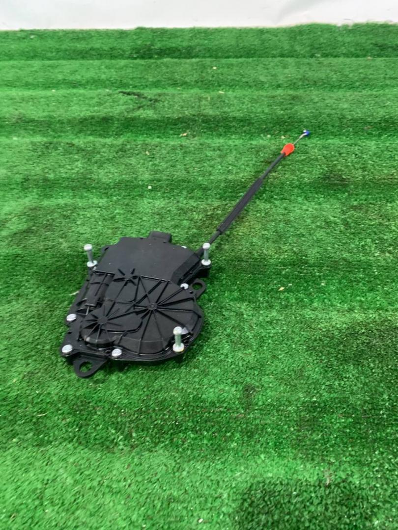 активатор замка багажника Maserati Levante 1 поколение 2018, 2.0 л., 670035621 - фото №1