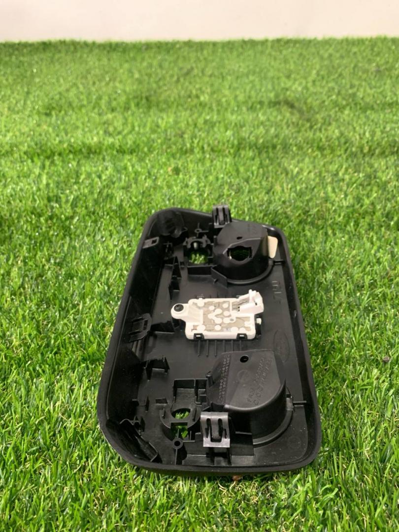 фонарь салона (плафон) Ford Mustang 6 поколение S550 2016, 5.0 л., бензин, МКПП, серый, купе, задний привод - фото №1