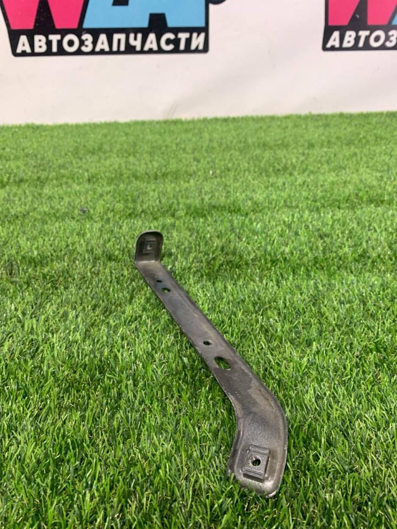 крепление ( кронштейн ) крыла Ford Mustang 6 поколение S550 2016, 5.0 л., бензин, МКПП, серый, купе, задний привод, FR3B-16C198-BC - фото №1