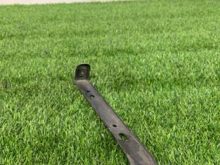 крепление ( кронштейн ) крыла Ford Mustang 6 поколение S550 2016, 5.0 л., бензин, МКПП, серый, купе, задний привод, FR3B-16C198-BC