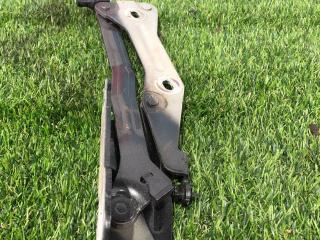 петля крышки багажника Ford Mustang 6 поколение S550 2016, 5.0 л., бензин, МКПП, серый, купе, задний привод, FR3B-6342700