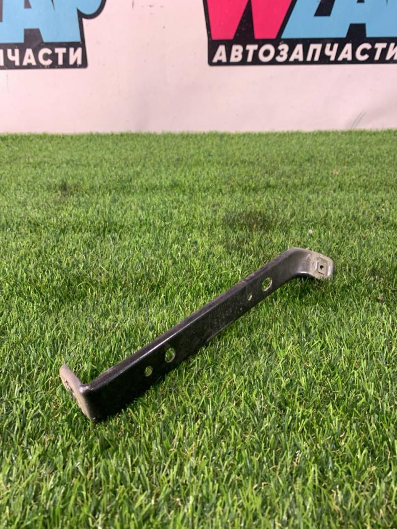 крепление ( кронштейн ) крыла Ford Mustang 6 поколение S550 2016, 5.0 л., бензин, МКПП, серый, купе, задний привод, FR3B-16C199-BC - фото №1