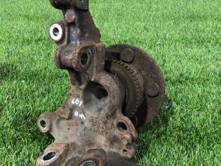 кулак поворотный левый Ford Mustang 6 поколение S550 2016, 5.0 л., бензин, МКПП, серый, купе, задний привод, FR3C-8103-A