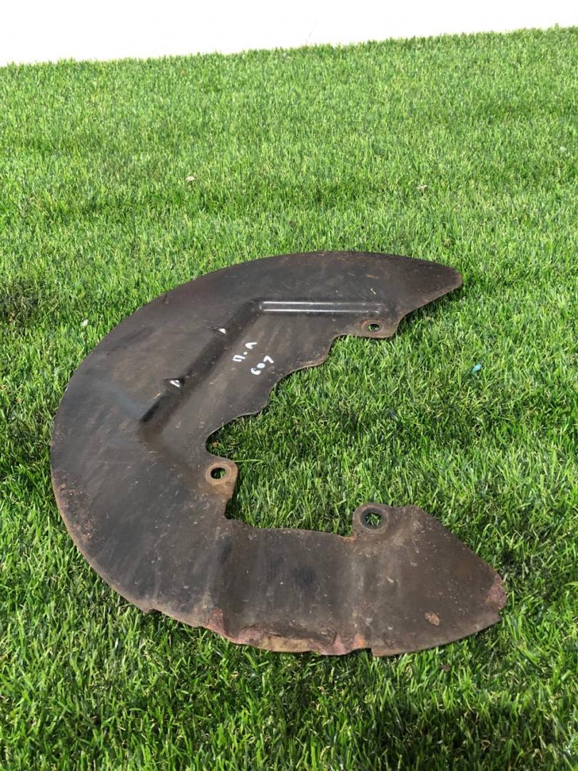 защитный кожух тормозного механизма Ford Mustang 6 поколение S550 2016, 5.0 л., бензин, МКПП, серый, купе, задний привод, FR3C-2K005-BB - фото №1