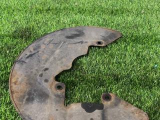 защитный кожух тормозного механизма Ford Mustang 6 поколение S550 2016, 5.0 л., бензин, МКПП, серый, купе, задний привод, FR3C-2K004-BB