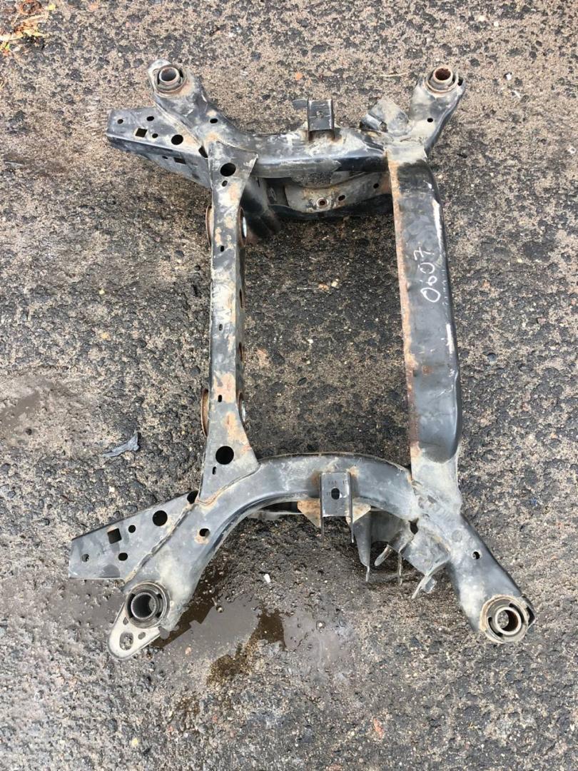 балка подвески задняя Ford Mustang 6 поколение S550 2016, 5.0 л., бензин, МКПП, серый, купе, задний привод - фото №1