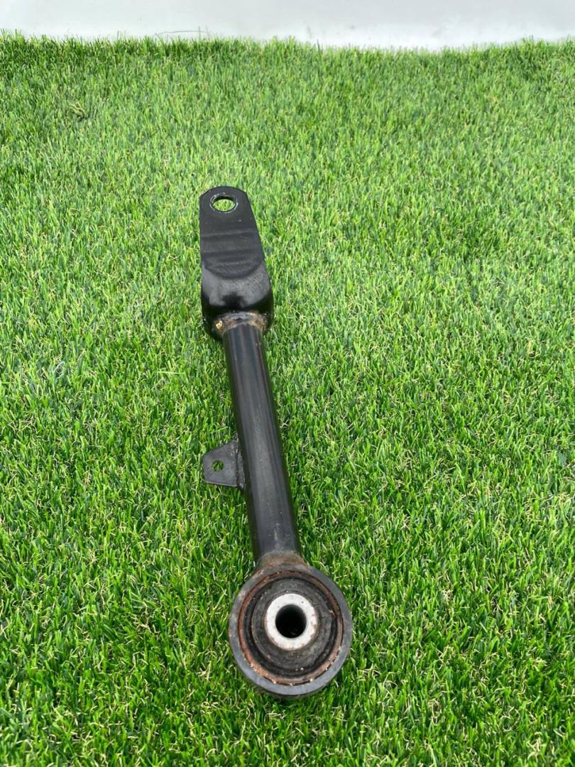 рычаг задний Tesla Model Y 1 поколение 2022, электро, белый - фото №1