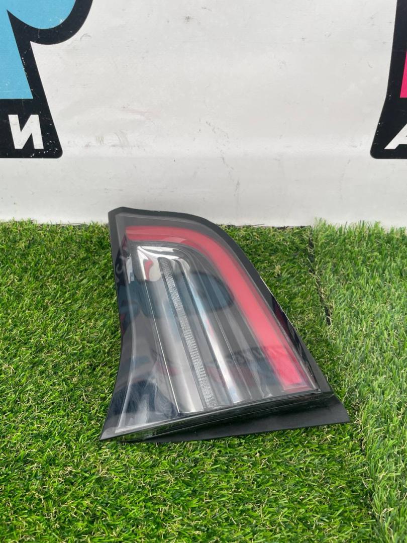 фонарь крышки багажника правый Tesla Model Y 1 поколение 2022, электро, белый, 1502089-00-B - фото №1