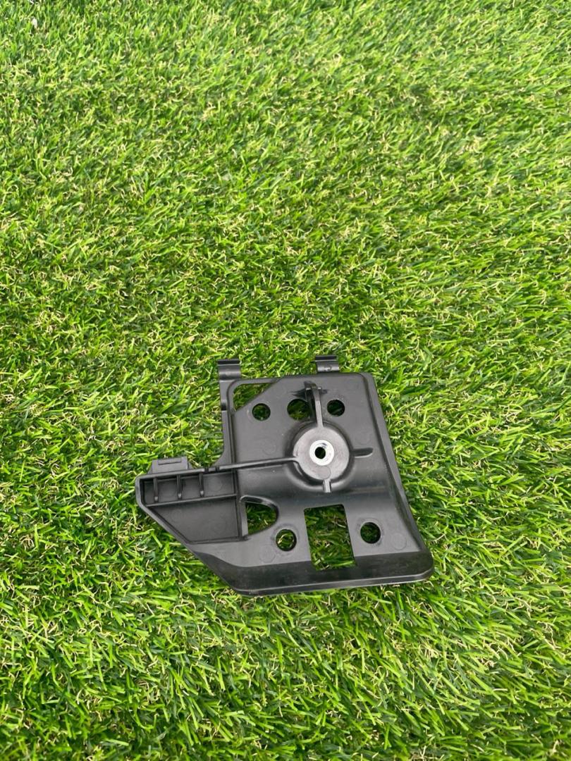 кронштейн (крепление) Tesla Model Y 1 поколение 2022, электро, белый, 1493783-01-C - фото №1