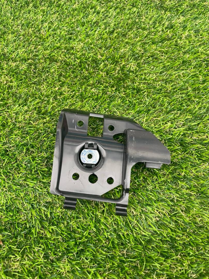 кронштейн (крепление) Tesla Model Y 1 поколение 2022, электро, белый, 1493783-01-C - фото №1