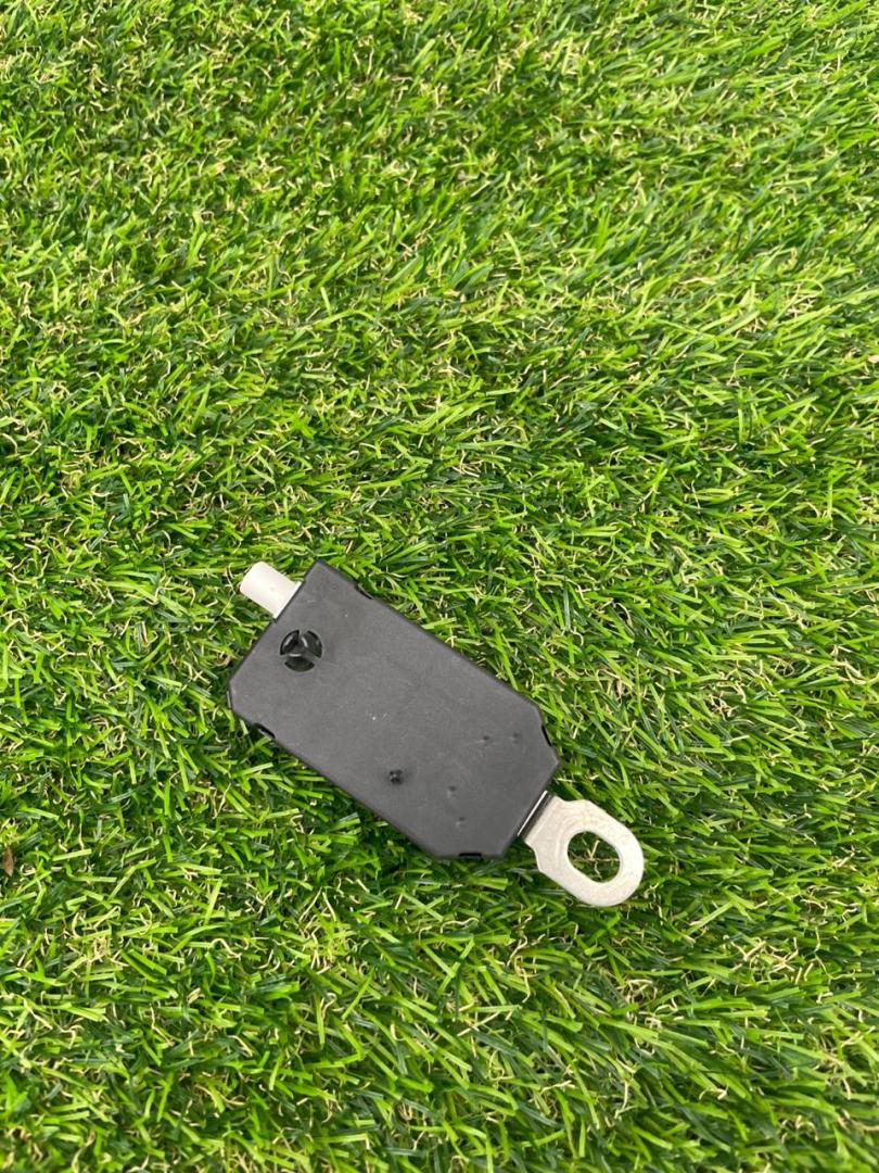 усилитель антенны Tesla Model Y 1 поколение 2022, электро, белый, 107973500A - фото №1