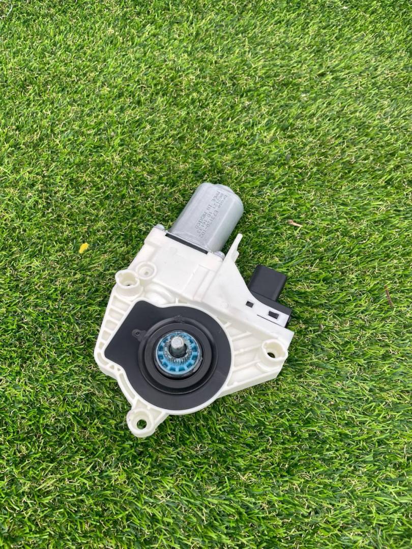 моторчик стеклоподъемника задний левый Tesla Model Y 1 поколение 2022, электро, белый, 1500672-00-A - фото №1