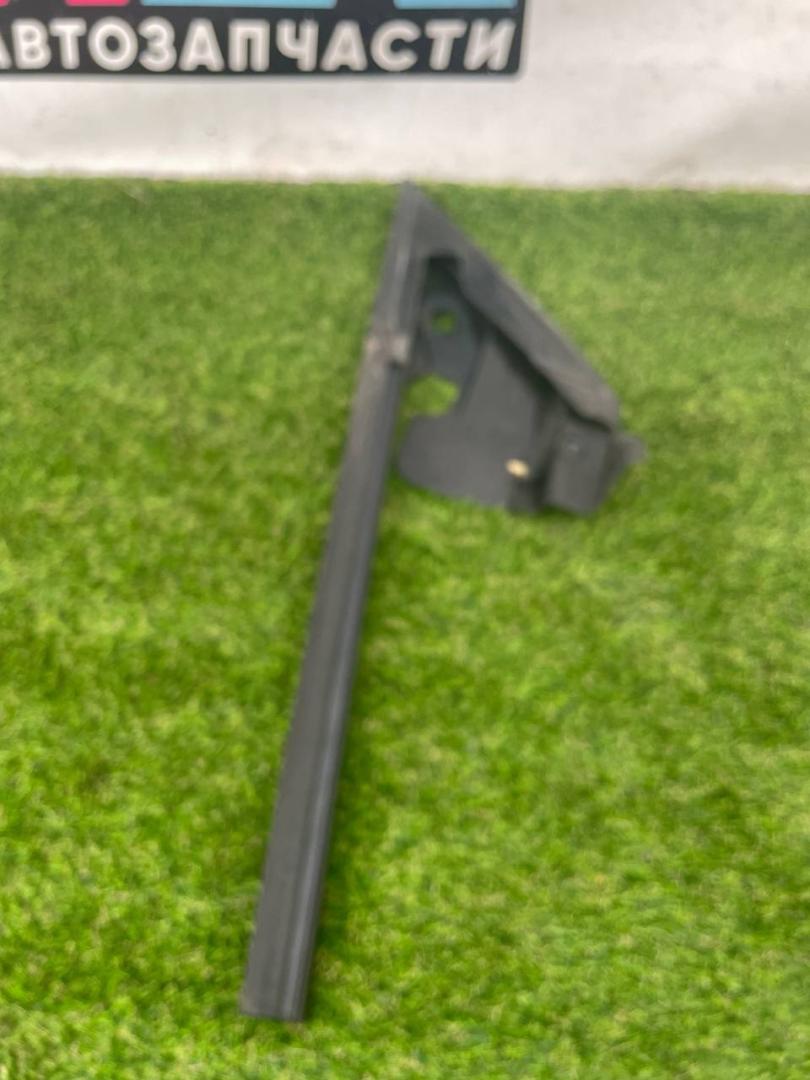 направляющая стекла Tesla Model Y 1 поколение 2022, электро, белый, 1500067-00-B - фото №1