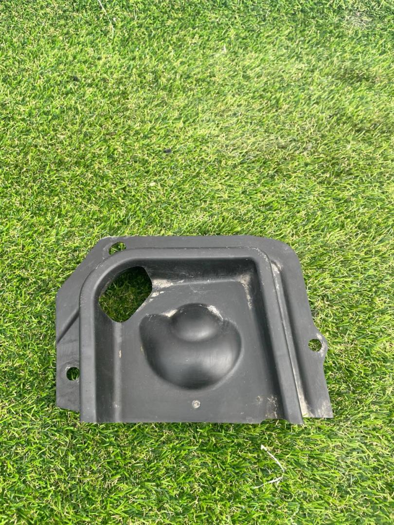 кронштейн (крепление) Tesla Model Y 1 поколение 2022, электро, белый, 1494083-00-A - фото №1