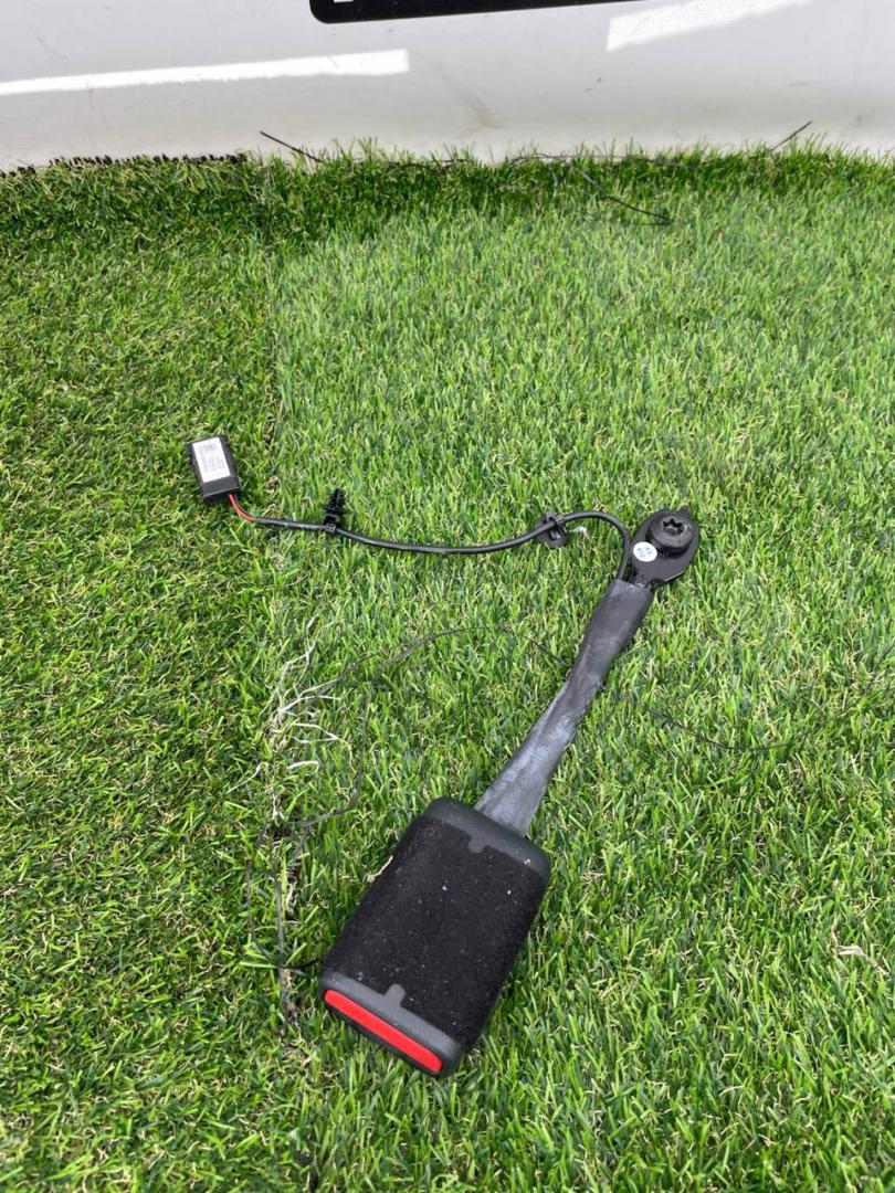 замок ремня безопасности Ford Mustang 7 поколение S650 2024, 2.3 л., бензин, АКПП, черный, купе, задний привод, PR3B-C61203-NA3GAX - фото №1