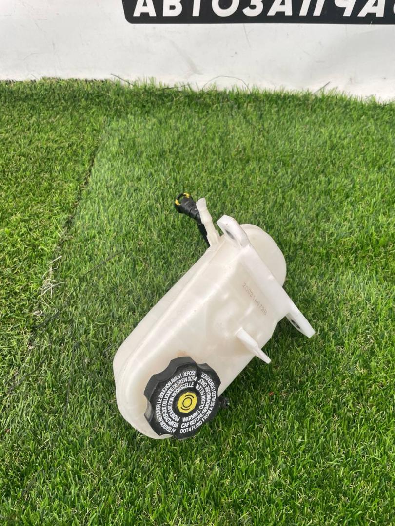 бачок тормозной жидкости Buick Encore GX 1 поколение 2020, 1.2 л., бензин, вариатор, хетчбэк 5 дв., передний привод, 60003248 - фото №1