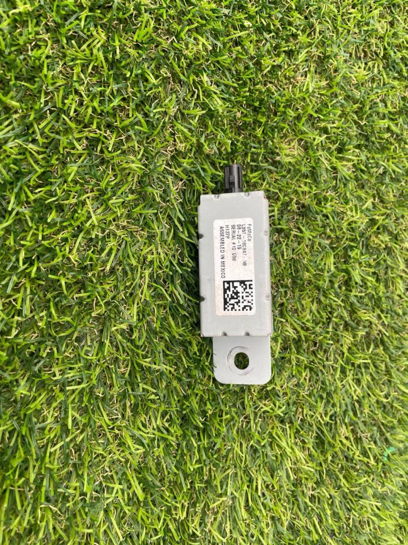 усилитель антенны Ford Explorer 6 поколение U625 2020, 2.3 л., бензин, АКПП, внедорожник 5 дв., LB5T-18C847-AB - фото №1