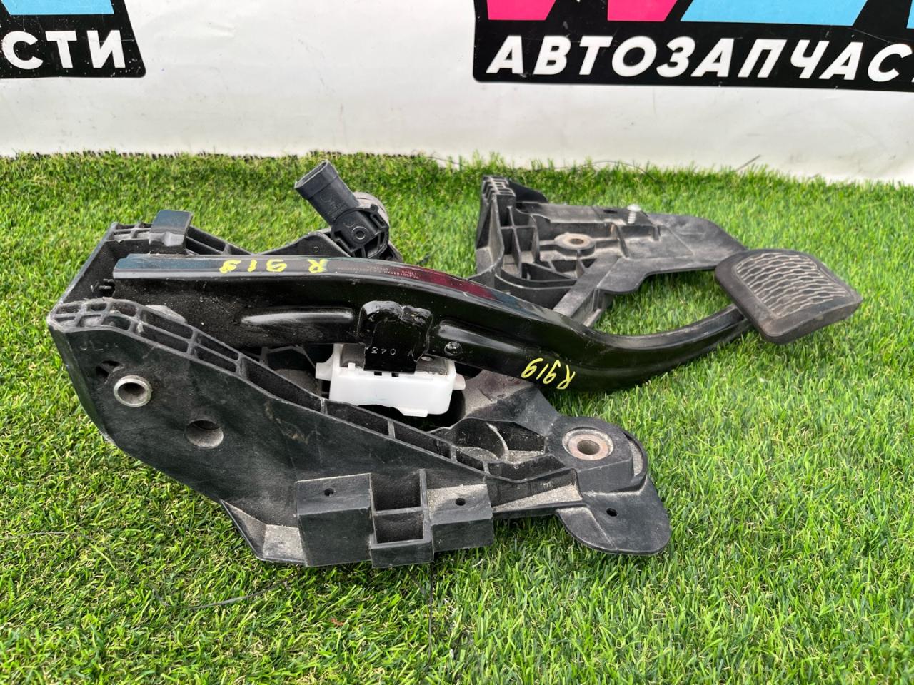 педаль тормоза Jeep Wrangler 4 поколение 2019, 2.0 л., бензин, АКПП, внедорожник 5 дв., полный привод, 68361455AC - фото №1