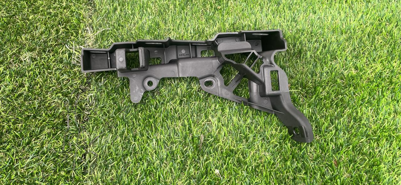 кронштейн (крепление) Tesla Model X 1 поколение 2018, электро, хетчбэк 5 дв., 1053724-00 - фото №1