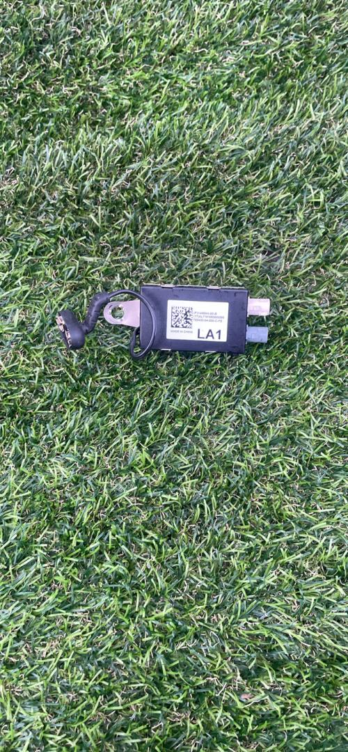 усилитель антенны Tesla Model X 1 поколение 2018, электро, хетчбэк 5 дв., 1448944-00-B - фото №1