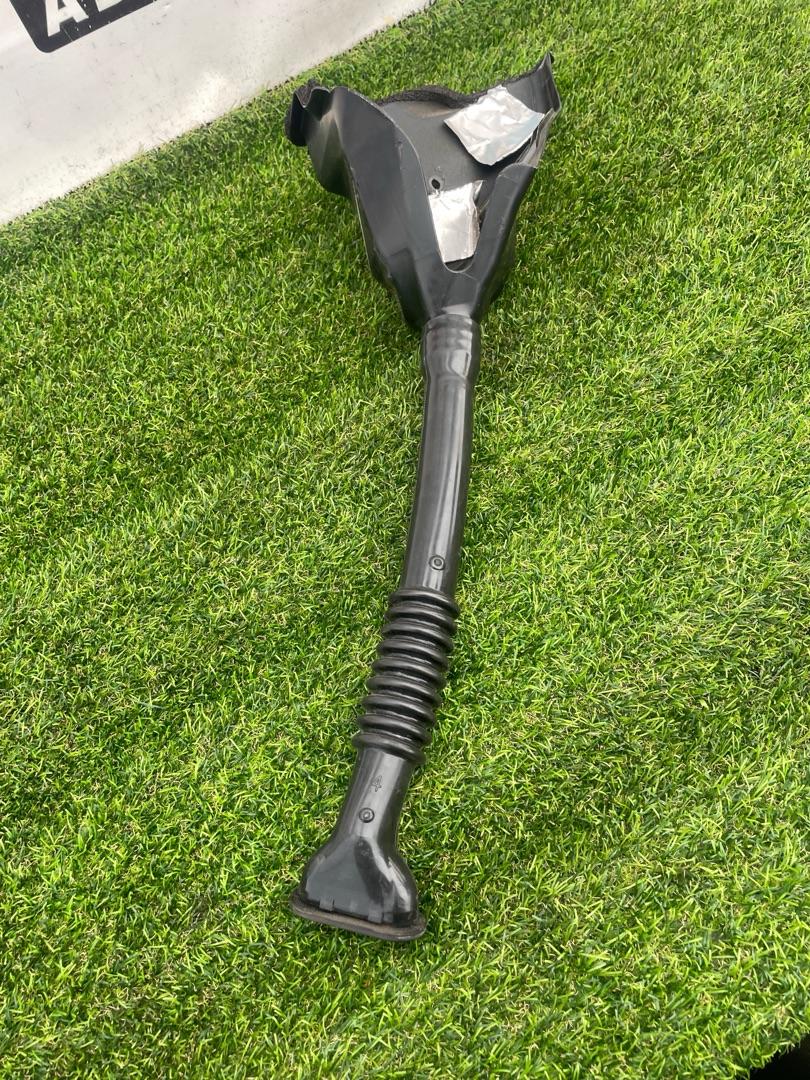 водосток крышки багажника Tesla Model X 1 поколение 2018, электро, хетчбэк 5 дв. - фото №1