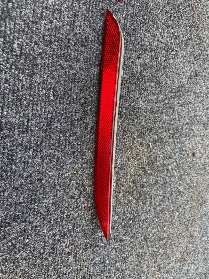 отражатель правый Ford Mustang 6 поколение S550 2016, 5.0 л., бензин, МКПП, серый, купе, задний привод - фото №1