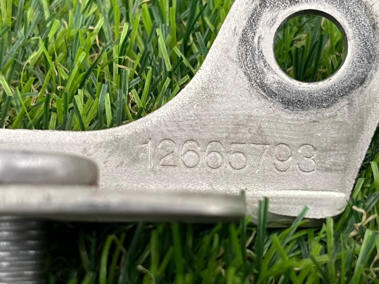 кронштейн (крепление) GMC Terrain 2 поколение 2018, 2.0 л., 12665793 - фото №1