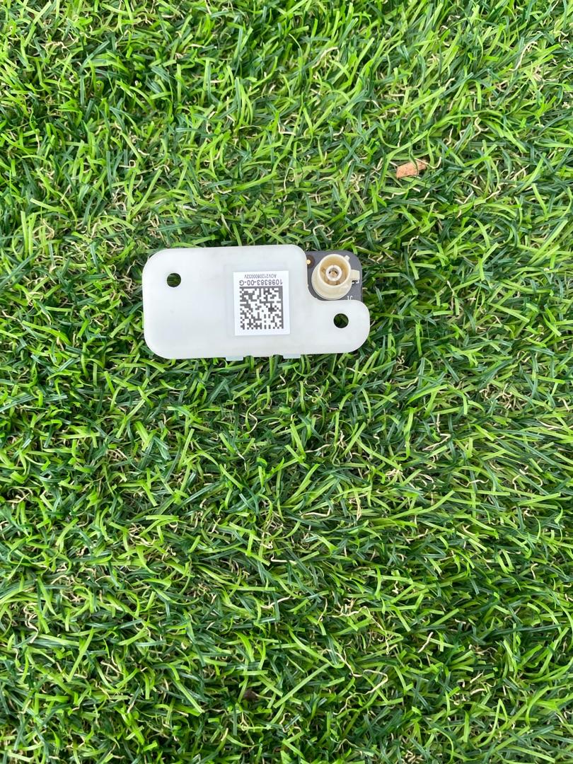 камера переднего обзора Tesla Model Y 1 поколение 2022, электро, белый, 1098383-00-G - фото №1