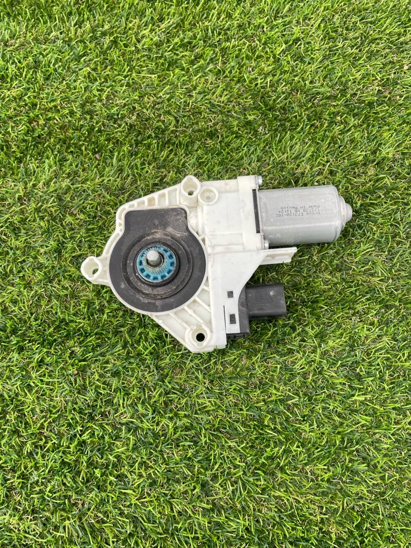 моторчик стеклоподъемника задний правый Tesla Model Y 1 поколение 2022, электро, белый, E66966-100 - фото №1