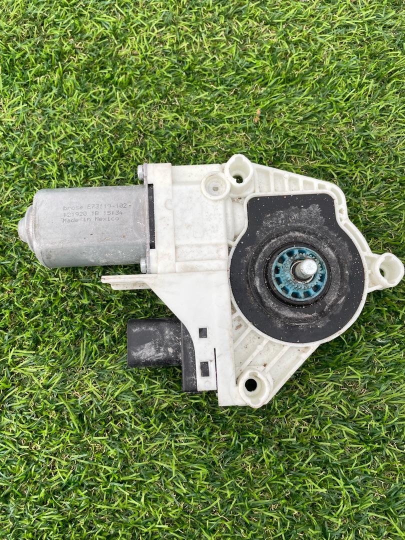 моторчик стеклоподъемника Tesla Model Y 1 поколение 2022, электро, белый, E66963-100 - фото №1