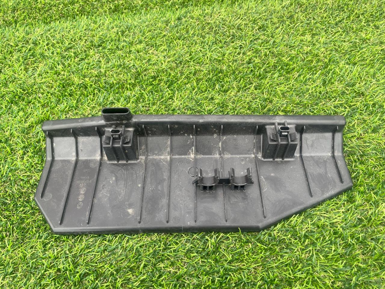 пластик Tesla Model Y 1 поколение 2022, электро, белый, 1507350-00-C - фото №1