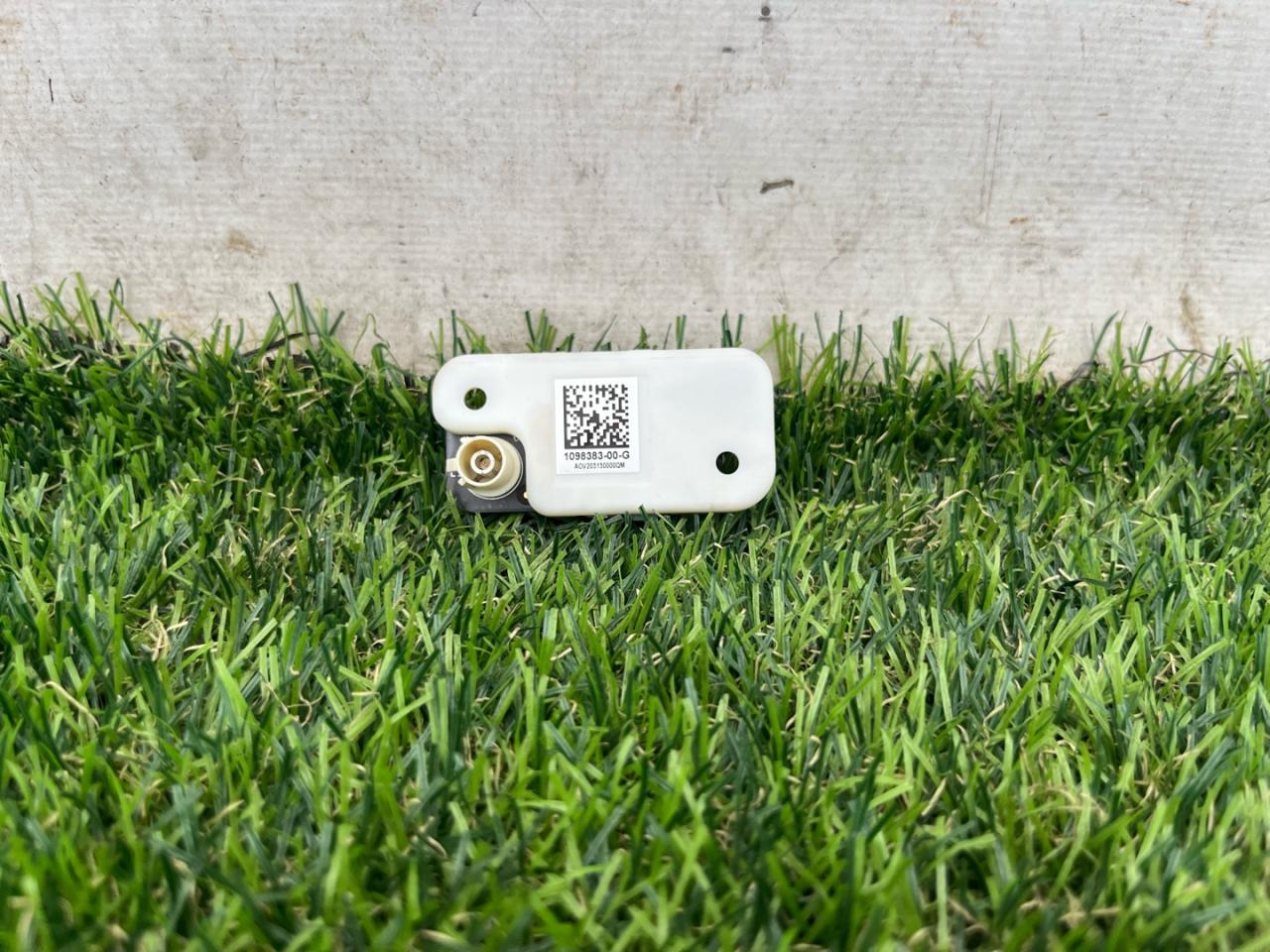 камера переднего обзора Tesla Model Y 1 поколение 2022, электро, белый, 1098383-00-G - фото №1