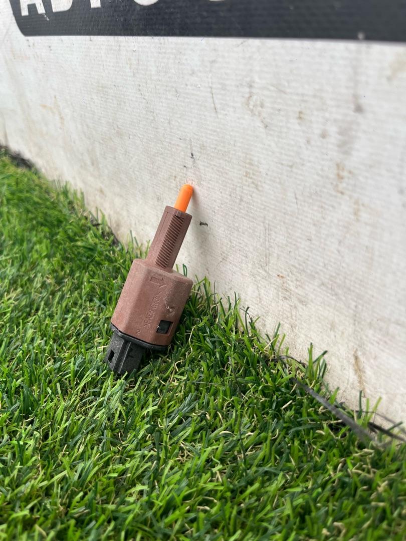 Датчик педали тормоза (лягушка) Tesla Model Y 1 поколение 2022, электро, белый, 1044681-00-B - фото №1