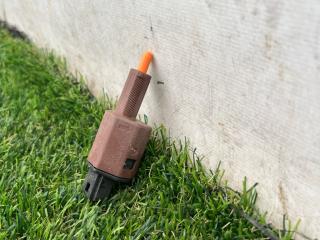 Датчик педали тормоза (лягушка) Tesla Model Y 1 поколение 2022, электро, белый, 1044681-00-B