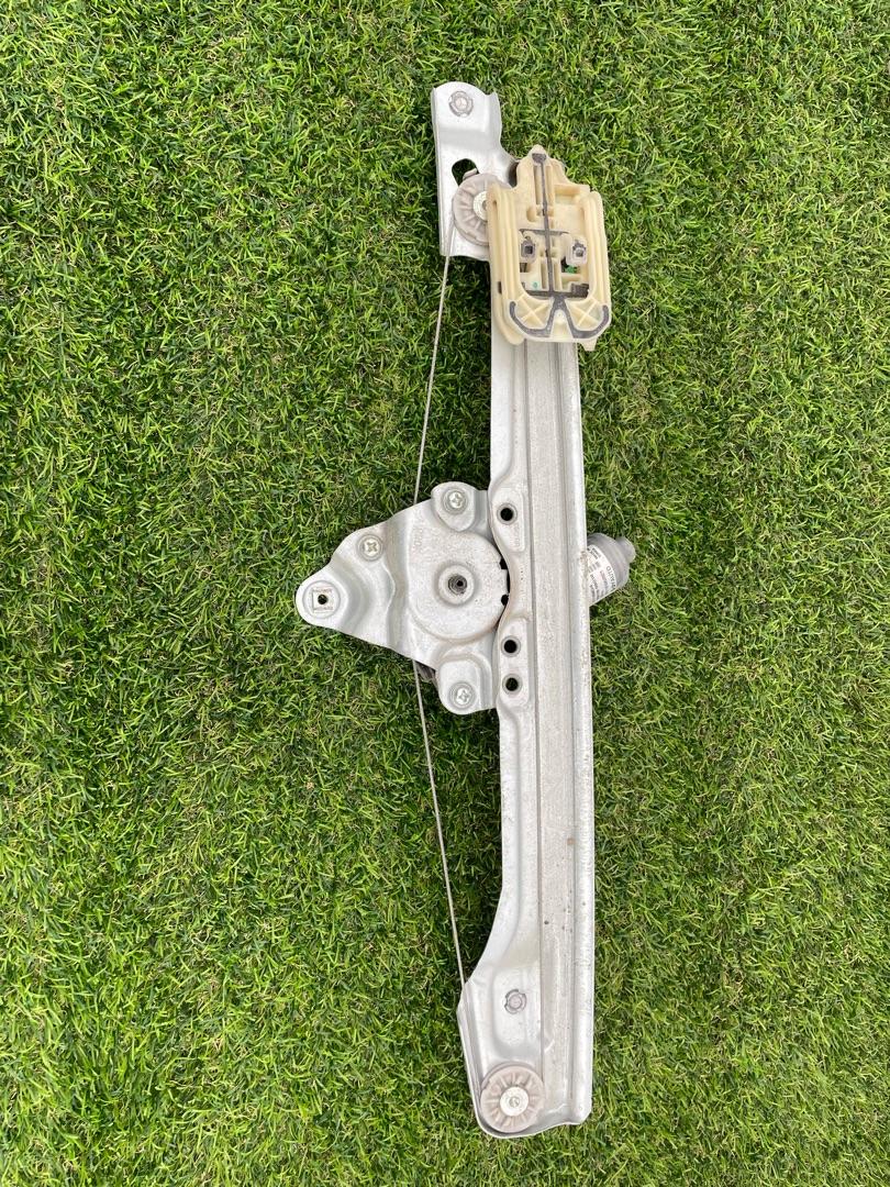 стеклоподъемник задний правый Chevrolet TrailBlazer 3 поколение 2022, 1.3 л., бензин, вариатор, оранжевый, хетчбэк 5 дв., полный привод, 42702336 - фото №1