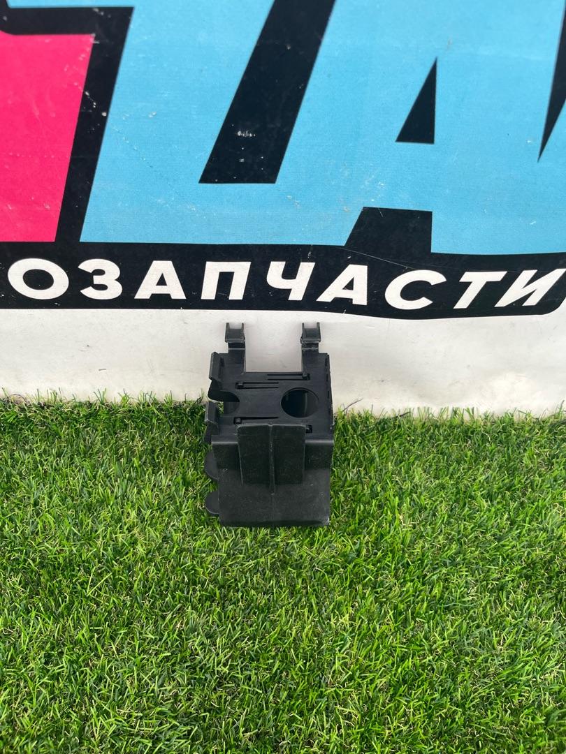 кронштейн (крепление) Tesla Model Y 1 поколение 2021, электро, хетчбэк 5 дв., 1500123-00-B - фото №1