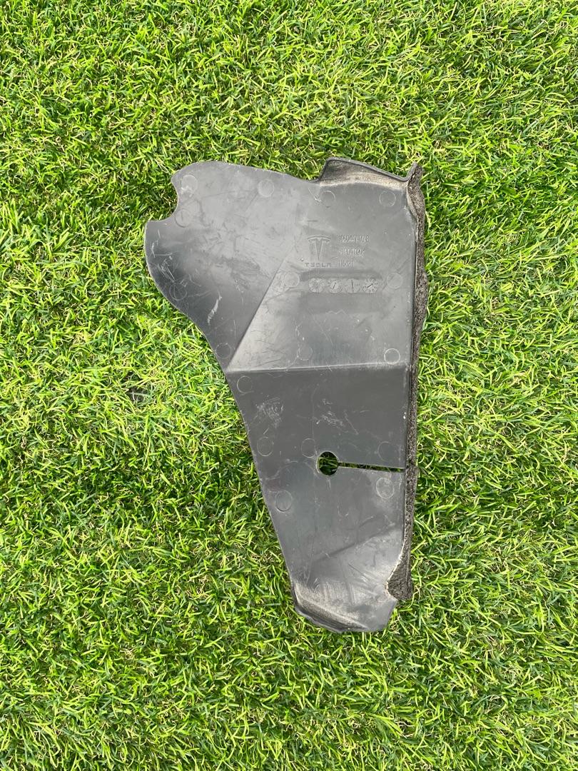 водосток крышки багажника Tesla Model X 1 поколение 2018, электро, хетчбэк 5 дв., 1060447-00-B - фото №1