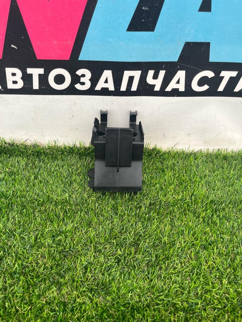 кронштейн (крепление) Tesla Model Y 1 поколение 2022, электро, белый, 1500123-00-B - фото №1