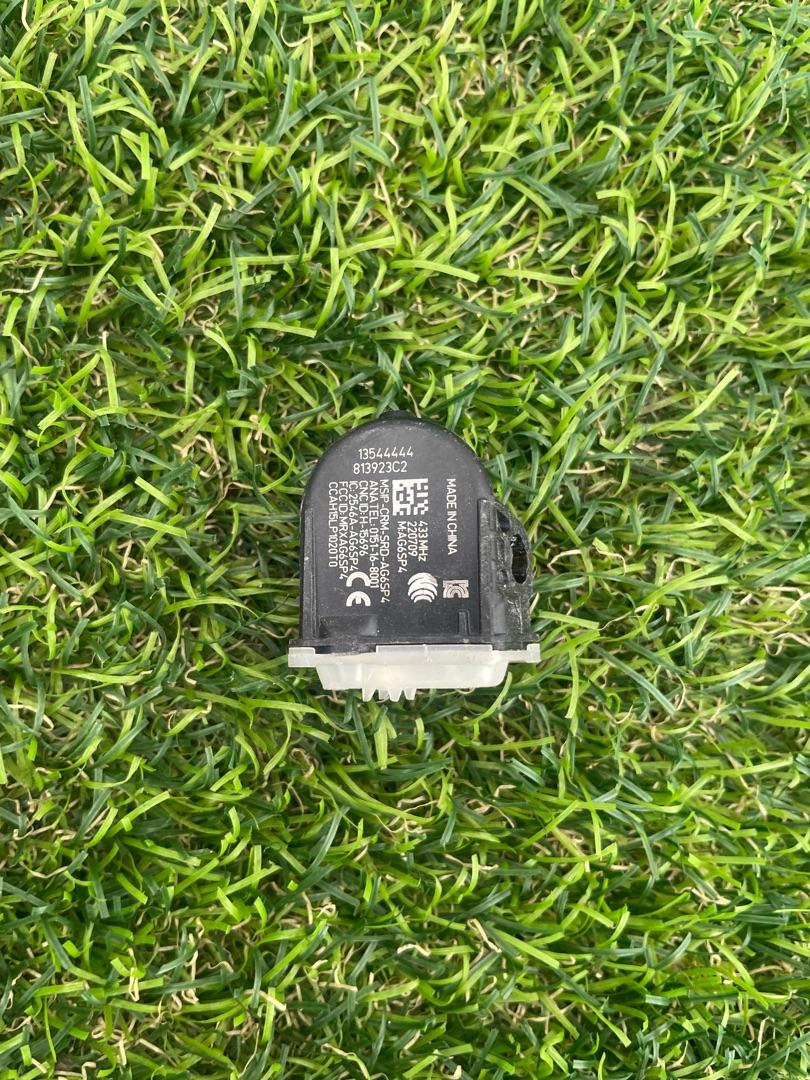 датчик давления в шине Buick Encore GX 1 поколение 2020, 1.2 л., бензин, вариатор, хетчбэк 5 дв., передний привод, 13544444 - фото №1