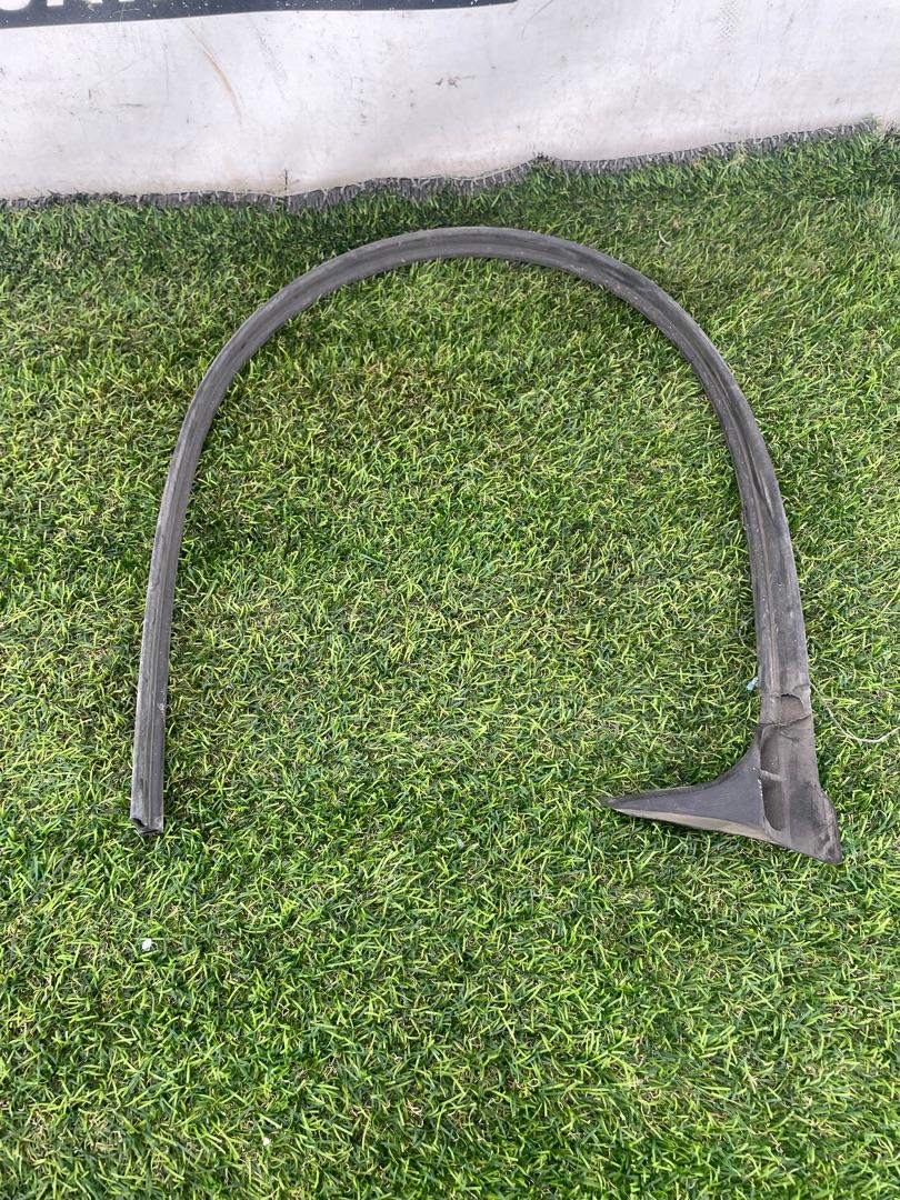 Уплотнитель стекла Volkswagen Jetta 6 поколение 2014, 1.4 л., бензин, МКПП, седан, передний привод - фото №1