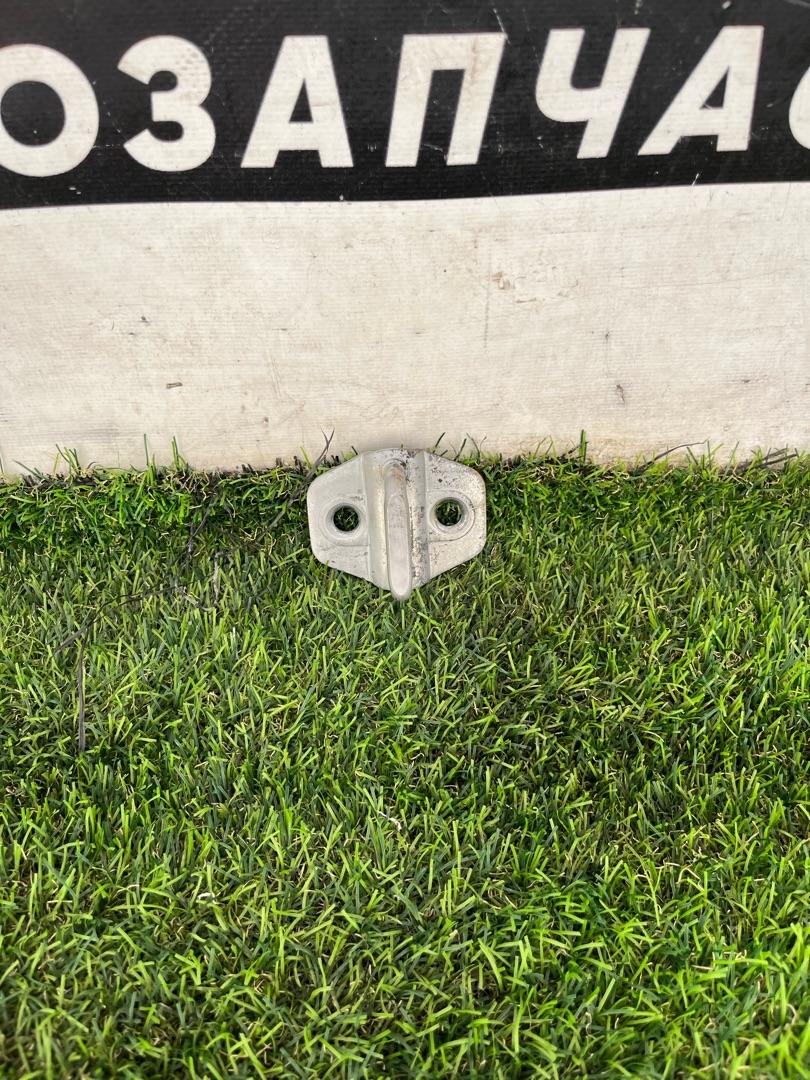 ответная часть (скоба) замка двери Jeep Wrangler 4 поколение 2021, АКПП, серый, внедорожник 5 дв., полный привод - фото №1