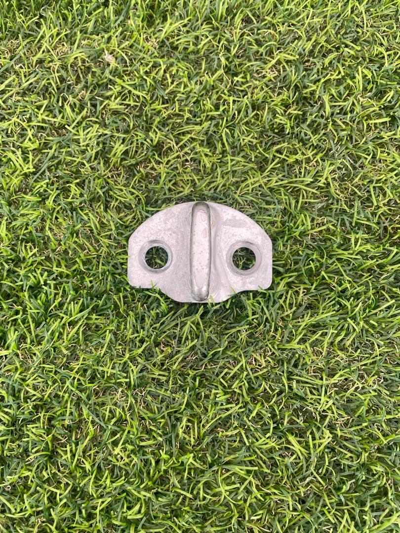 ответная часть (скоба) замка двери Tesla Model Y 1 поколение 2022, электро, белый - фото №1