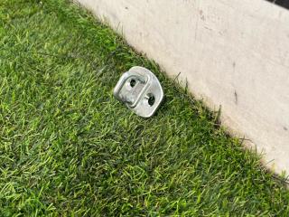 ответная часть (скоба) замка двери Chevrolet TrailBlazer 3 поколение 2020