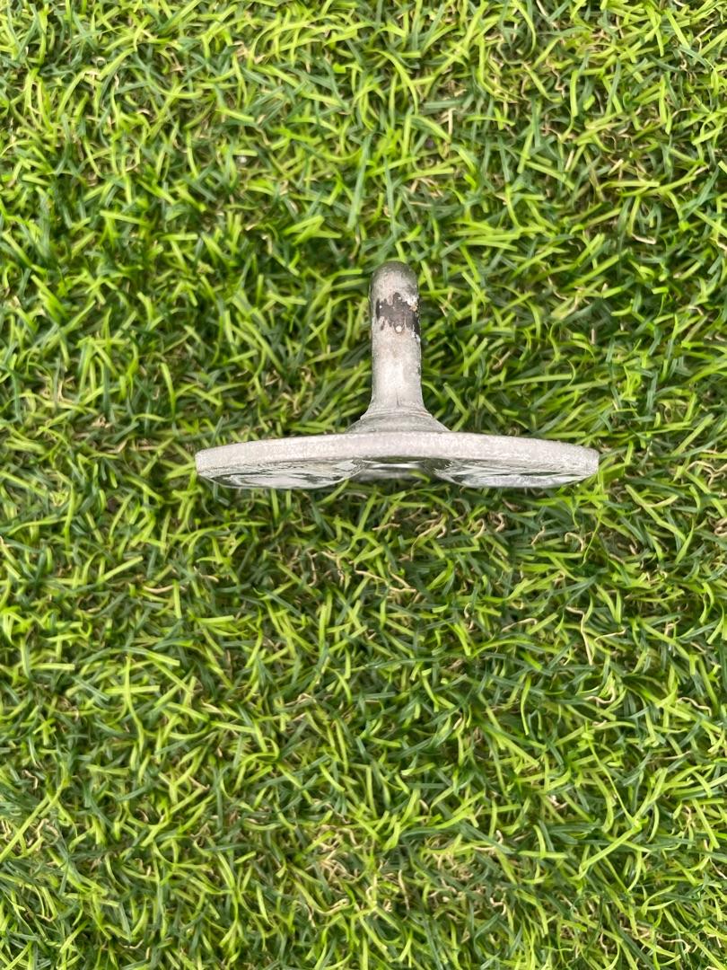 ответная часть (скоба) замка двери Tesla Model Y 1 поколение 2022, электро, белый - фото №1