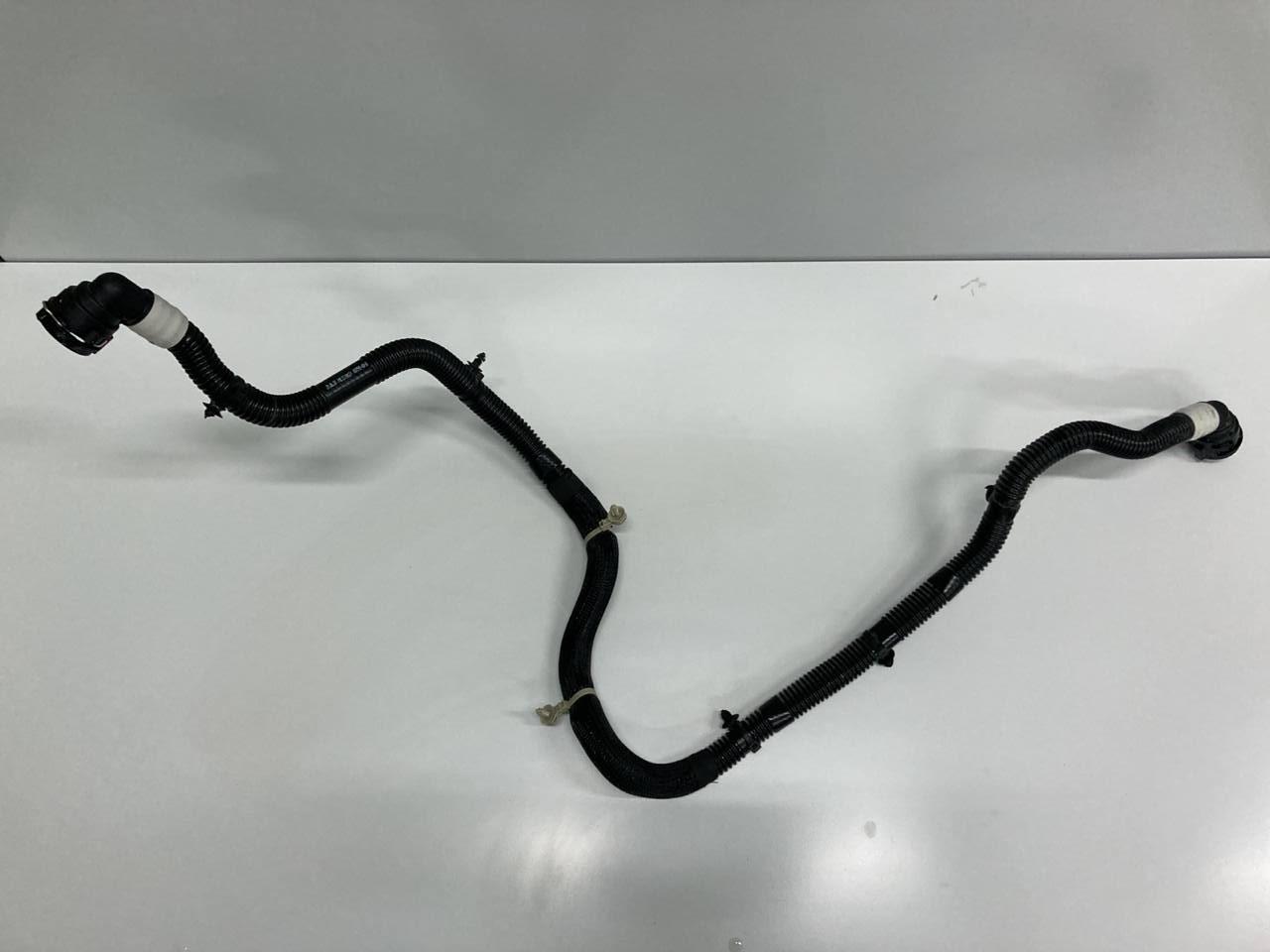 патрубок (трубопровод, шланг) Tesla Model Y 1 поколение 2022, электро, белый, 1077595-00D - фото №1