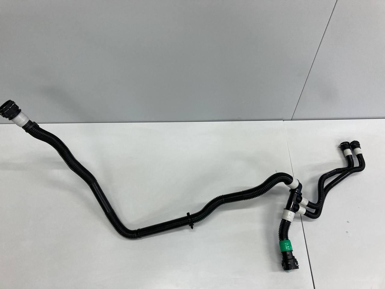 патрубок радиатора Tesla Model Y 1 поколение 2022, электро, белый, 150129300A - фото №1