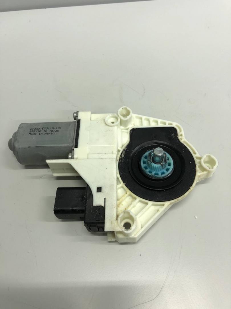 моторчик стеклоподъемника задний правый Tesla Model Y 1 поколение 2022, электро, белый, E73119-101 - фото №1