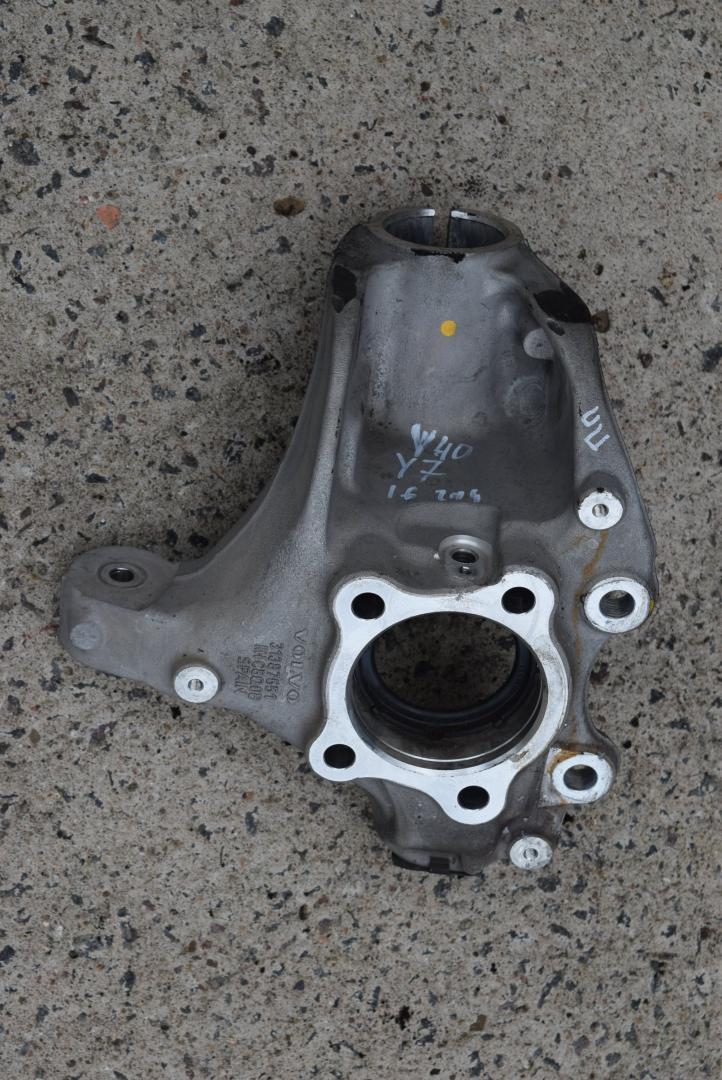 кулак поворотный правый Volvo V40 2 поколение 2014, 1.6 л., Ti, B 4164 T3, бензин, вариатор, универсал, 31387651 - фото №1