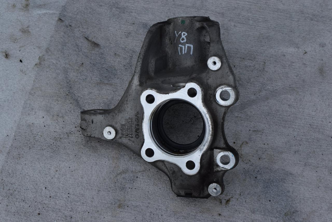 кулак поворотный правый Volvo V40 2 поколение 2012, 1.6 л., Ti, B 4164 T, бензин, АКПП, универсал, 31302822 - фото №1