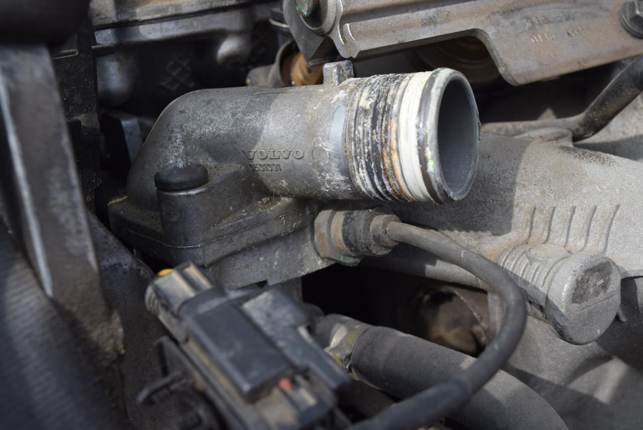 корпус термостата Volvo V70 1 поколение 2000, 2.4 л., i, B 5244 S2, бензин, МКПП, седан - фото №1